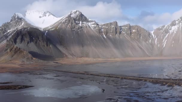 Drone di auto guida lungo la strada a bassa marea verso la montagna — Video Stock