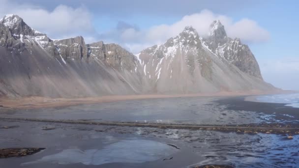 Drone di strada stretta a bassa marea e nebbia Vestrahorn montagna — Video Stock