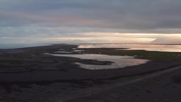 Drone over Black Sand Beach Napnyugtakor Vestrahorn felé — Stock videók