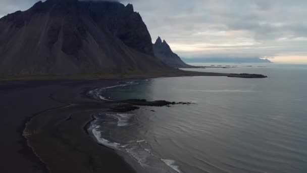 Drone Πάνω από τη μαύρη άμμο παραλία με Vestrahorn Mountain — Αρχείο Βίντεο