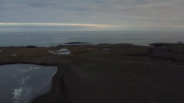 Drone over Coastline, Sea And Black Sand Beach of Stokksnes felett — Stock videók