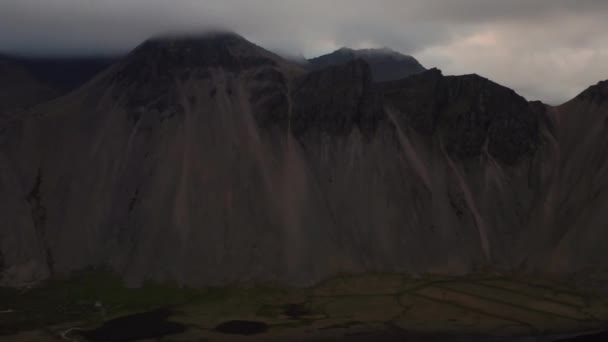 Drón a Vestrahorn-hegység felett és ki a tengerre naplementekor — Stock videók