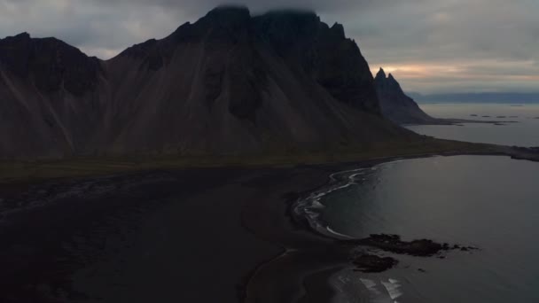 Drone sobre la playa de arena negra con Vestrahorn Mountain — Vídeos de Stock