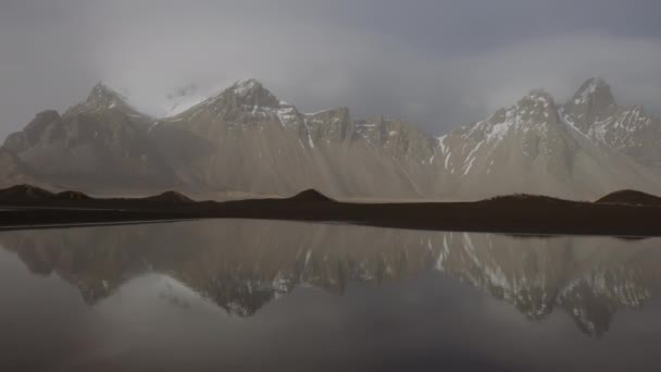 Drone From Still Water Reflection Ködös Vestrahorn hegy — Stock videók