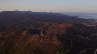 Gün batımında Yuvarlanan Manzaradaki Kule 'nin Üzerinde İnsansız Hava Aracı