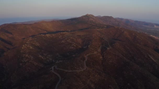 Dron nad słonecznym krajobrazem Sant Pere De Rodes — Wideo stockowe