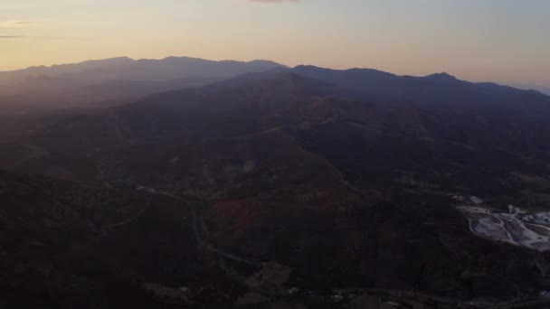 Dron nad słonecznym krajobrazem Sant Pere De Rodes — Wideo stockowe