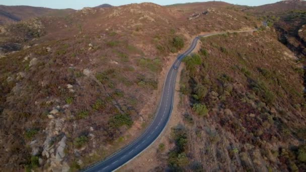 Drone de carros dirigindo ao longo da estrada de enrolamento vazio — Vídeo de Stock