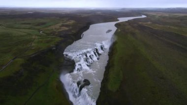 Hvita Nehri Kanyonu 'ndaki Gullfoss Şelalesi üzerinde İHA