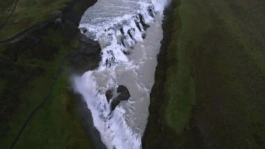 Hvita Nehri Kanyonu 'ndaki Gullfoss Şelalesi üzerinde İHA