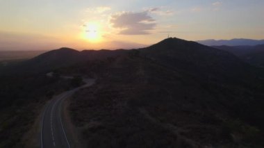 İHA Uçuşu Boş Yola Doğru Yuvarlanan Manzarada