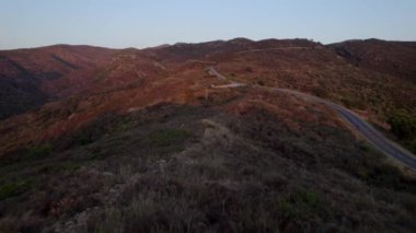 Sunlit Tepelerinde Bisikletçiyle Yoldan Gelen Drone