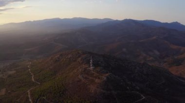 Gün batımında Yuvarlanan Manzaradaki Kule 'nin Üzerinde İnsansız Hava Aracı