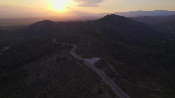 Let dronem směrem k Prázdné silnici v Rolling Landscape — Stock video