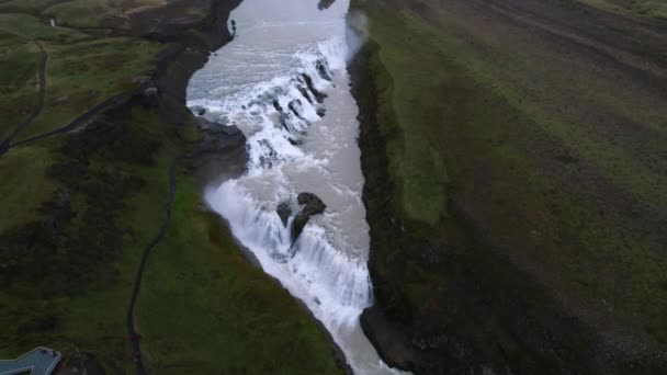 Dron nad wodospadem Gullfoss w kanionie rzeki Hvita — Wideo stockowe
