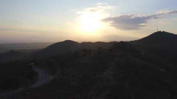 Dron o zachodzie słońca nad krajobrazem Sant Pere De Rodes — Wideo stockowe