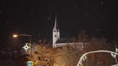 Gece yağan kar altında Kilise, Ağaçlar ve sokak ışığı