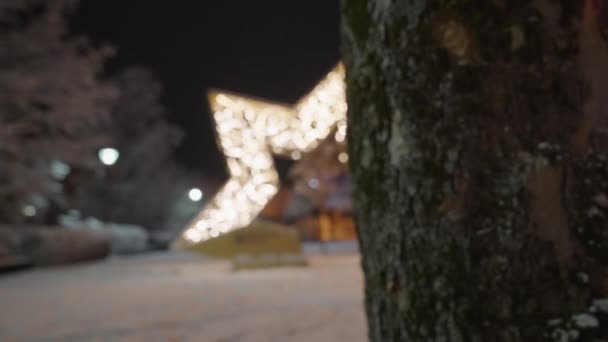 Verlichte stervorm in de sneeuw 's nachts — Stockvideo
