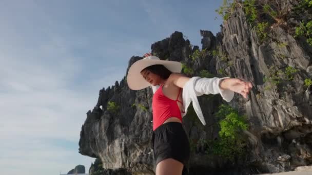 Nő táncol Sunhat a strandon — Stock videók