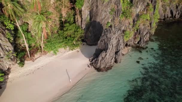 Drohne einer Frau am Strand von Entalula — Stockvideo