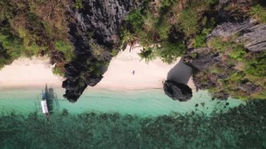 Entalula Sahili 'nde mayo giymiş bir kadının drone' u.