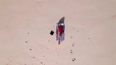 Entalula Sahili 'nde mayo giymiş bir kadının drone' u.,