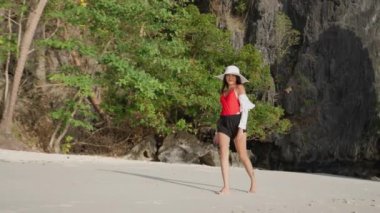 Entalula Sahilinde Yürüyen Kadın