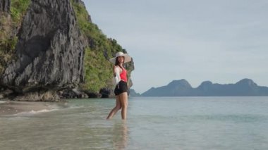 Entalula Sahilinde Gülümseyen ve Yürüyen Kadın