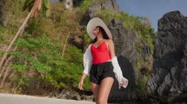 Entalula Plajında Yürüyen Kadın