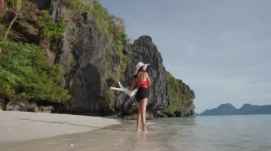 Entalula Sahilinin Kıyısında Duran Kadın