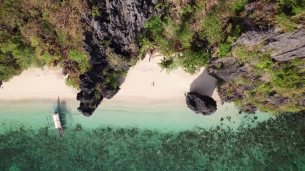 Drone di donna prendere il sole in costume da bagno sulla spiaggia di Entalula — Video Stock
