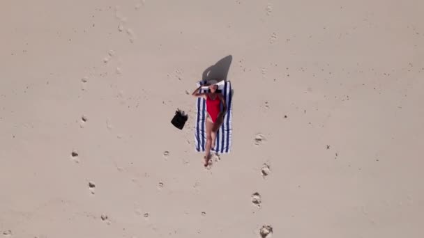 Drone di donna prendere il sole in costume da bagno sulla spiaggia di Entalula, — Video Stock