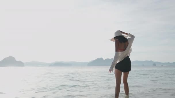 Femme marchant en mer sur la plage d'Entalula — Video