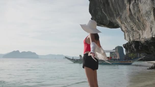 Vrouw aan wal en glimlachend naar camera op Entalula Beach — Stockvideo