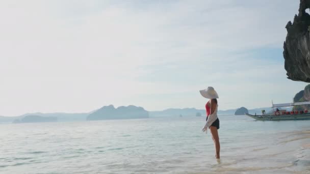 Женщина, стоящая на берегу пляжа Энталула — стоковое видео