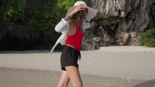 Žena na slunci Klobouk Usmívající se a kráčející v moři z Entalula Beach — Stock video
