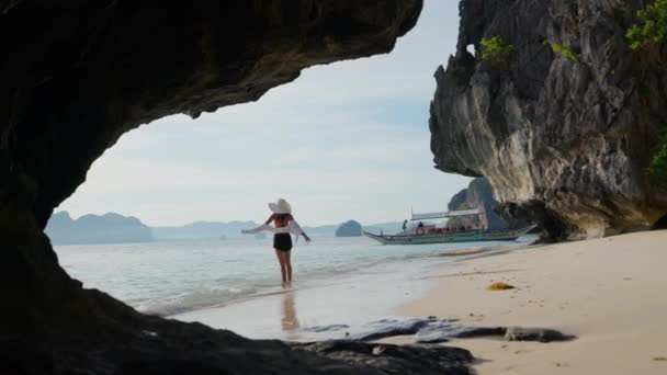 Mujer de pie en la orilla de la playa de Entalula — Vídeos de Stock