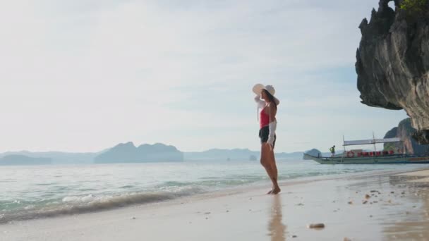 エンタルラビーチの海岸に立つ女性 — ストック動画