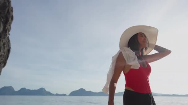 エンタルラビーチの海岸沿いを歩く女性 — ストック動画