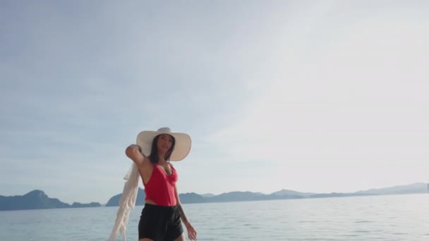 エンタルラビーチの海岸沿いを歩く女性 — ストック動画