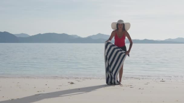 Femme pose serviette vers le bas sur la plage — Video