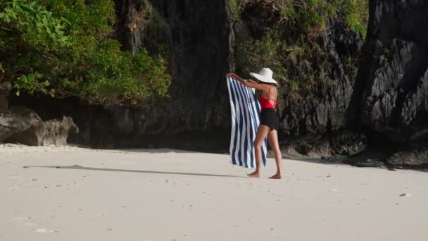 Mujer acostada toalla abajo en la playa — Vídeo de stock
