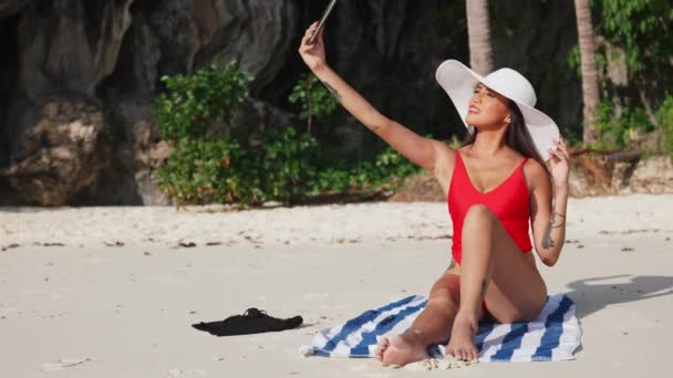 Γυναίκα κάθεται στην παραλία λαμβάνοντας Selfie με Smartphone — Αρχείο Βίντεο
