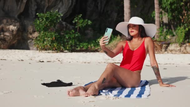 Γυναίκα κάθεται στην παραλία λαμβάνοντας Selfie με Smartphone — Αρχείο Βίντεο