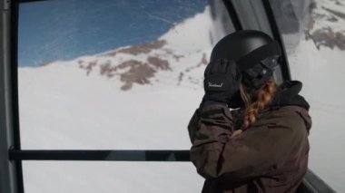 Skiwear Giyen Kadın Yüz Maskesi ve Kayak Maskesi Çıkartıyor