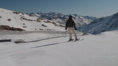 Tepeden Aşağıya Kayak Yapan Kadın