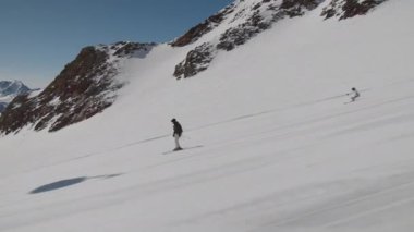 Kadın Kayak Hızlıca Dağdan Aşağı Kayıyor