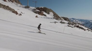 Yokuş aşağı Kayak yapan Kadın