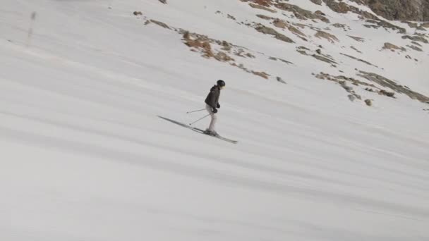 Ung kvinna skidåkning snabbt nerför backen — Stockvideo