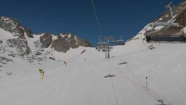 Καρέκλα σκι άρει πάνω από το Ski Slope κάτω από μπλε ουρανό — Αρχείο Βίντεο